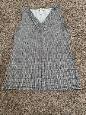 Dress Barn Black and White Sleeveless V-Neck Blouse